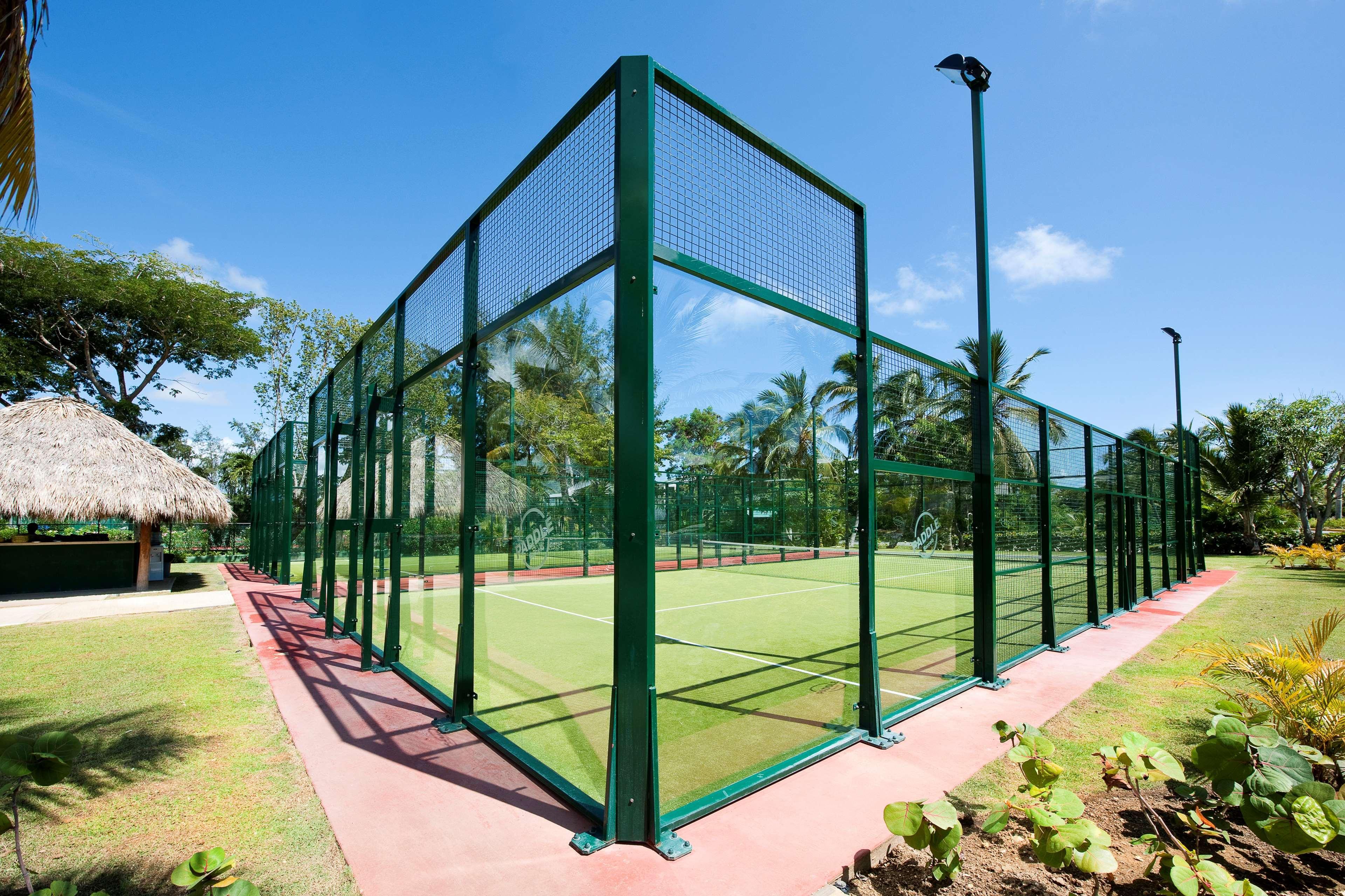 Barcelo Bavaro Beach (Adults Only) Punta Cana Exterior foto A paddle tennis court