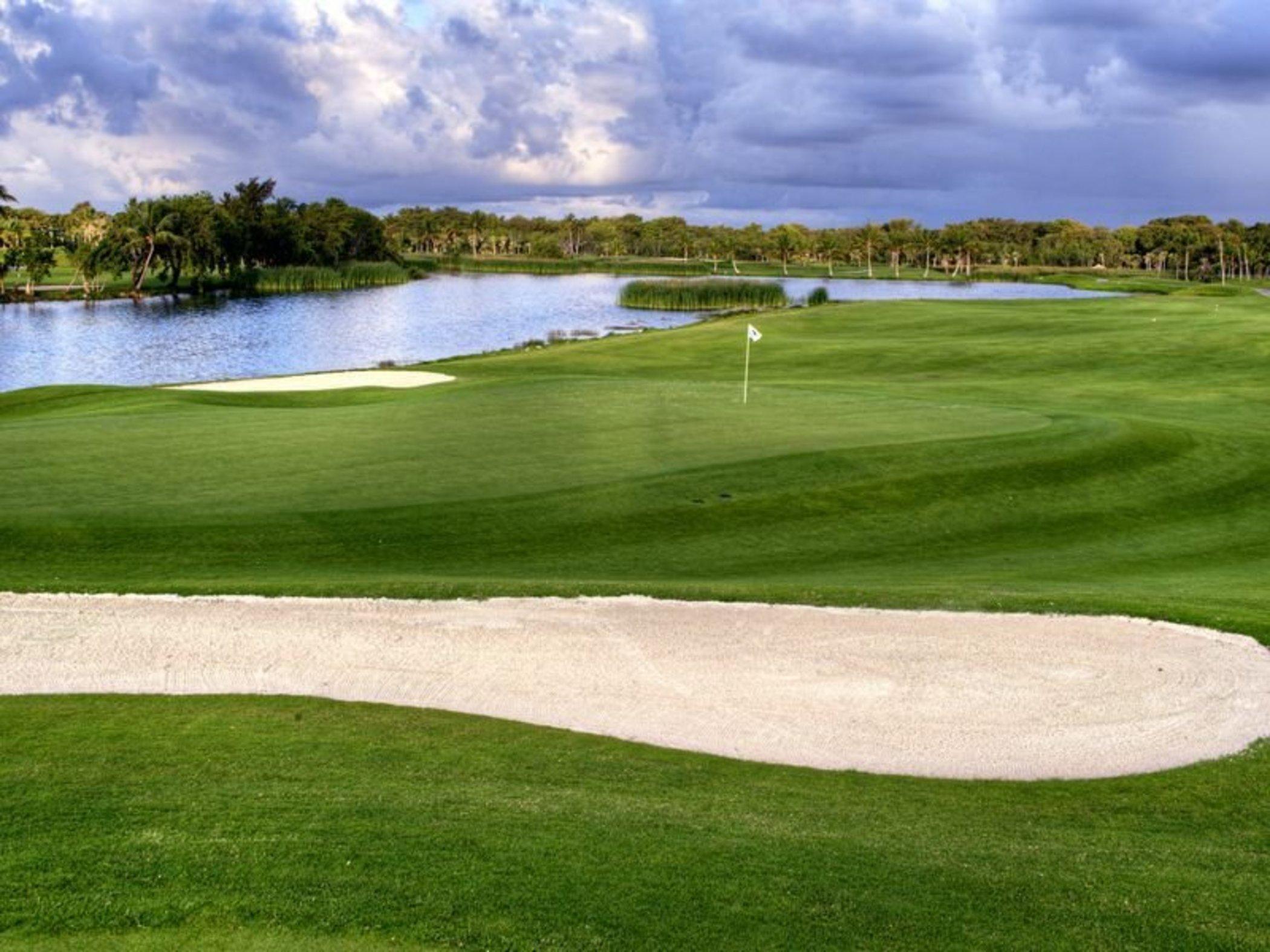 Barcelo Bavaro Beach (Adults Only) Punta Cana Exterior foto Golf course at Trump National Doral