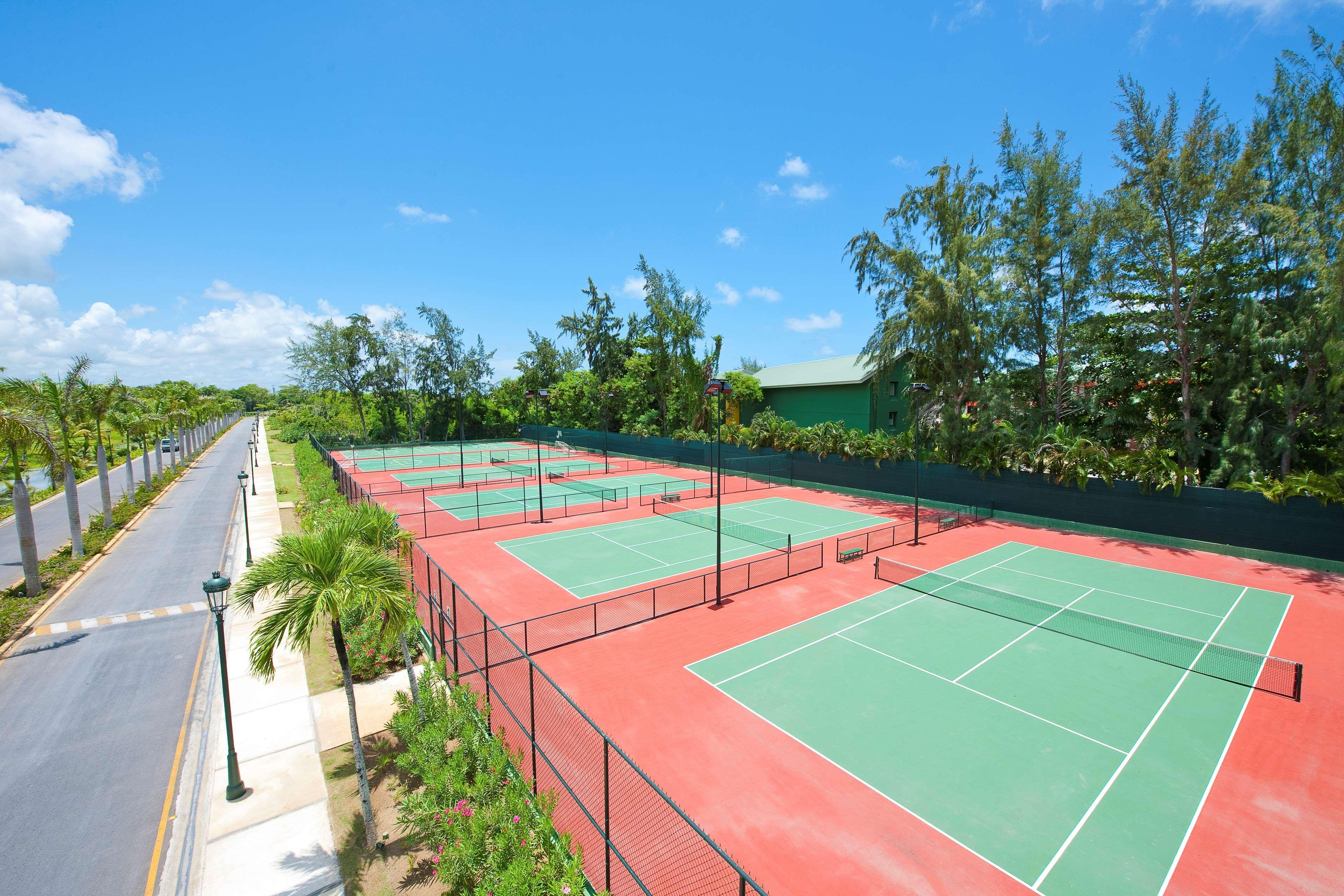 Barcelo Bavaro Beach (Adults Only) Punta Cana Exterior foto Tennis courts at the resort