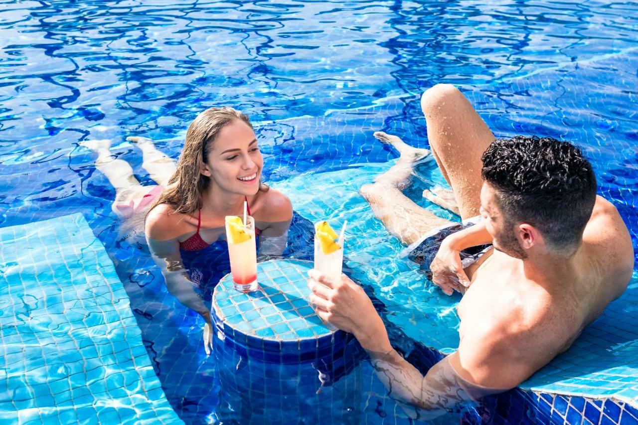 Barcelo Bavaro Beach (Adults Only) Punta Cana Exterior foto A couple at the pool