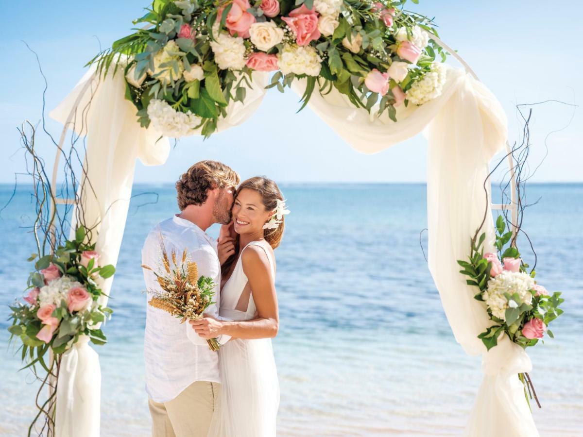 Barcelo Bavaro Beach (Adults Only) Punta Cana Exterior foto A wedding at Sandals South Coast