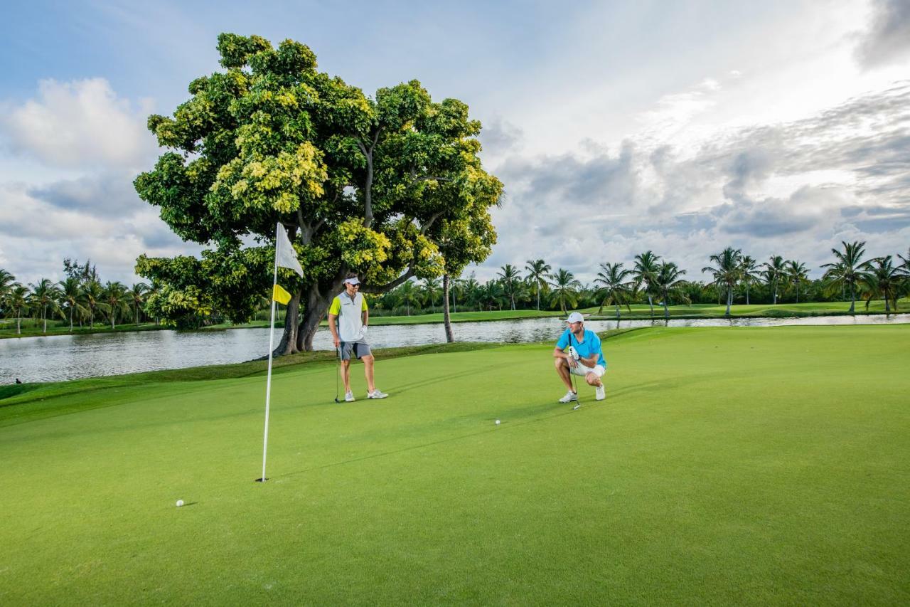 Barcelo Bavaro Beach (Adults Only) Punta Cana Exterior foto Golfers on the green of the 18th hole at the Ocean Club